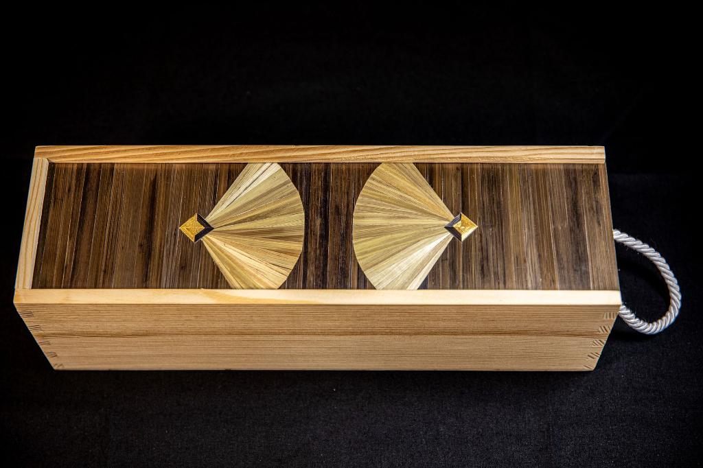 Caisse en bois une bouteille avec glissière en marqueterie de paille avec un motif de deux éventails